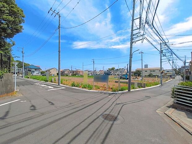 【前面道路含む現地写真】A号棟
周辺は毎日のお買い物に便利なスーパー・コンビニ・ドラッグストアが徒歩10分圏内に揃います♪小学校まで徒歩4分とお子様にも安心ですね☆