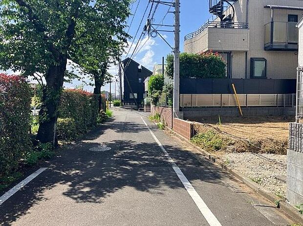 【前面道路含む現地写真】
お住まいから徒歩1分で多摩川の遊歩道にでられるのもこの立地の魅力です！季節を感じながら散歩やランニング、サイクリングなどをするのも素敵ですね♪