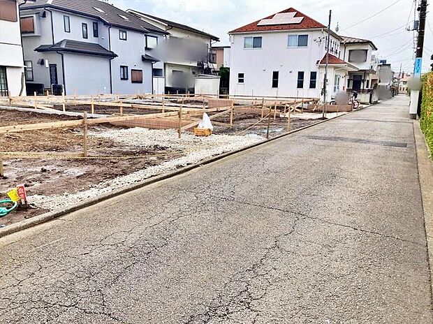 【前面道路含む現地写真】
周辺情報など前原小学校まで徒歩2分、南中学校まで徒歩9分！お子様の登下校も安心の距離です♪
また、コープまで徒歩4分なので毎日のお買物も楽ちんです♪