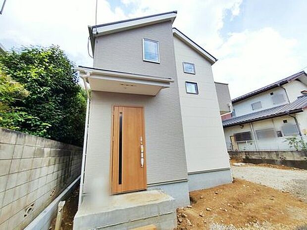 【現地外観写真】1号棟
JR中央線「吉祥寺」駅バス27分「野ヶ谷」停歩3分♪
自然を感じられる「神代植物公園」が徒歩圏内にあり、生活に安らぎをもたらしてくれる環境です♪