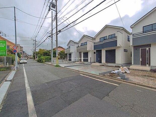 【前面道路含む現地写真】
ひとたび扉を開けばそこに待っているのは上質な空間とマイホームでの新生活をイメージさせる優雅なひととき。「この家なら…」ではなく「ここに住みたい♪」と思う感動をお届けいたします