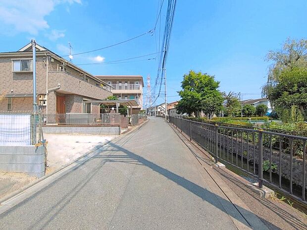 【前面道路含む現地写真】
閑静な住宅街に立地。徒歩圏内にスーパーやコンビニ、ドラックストアなど商業施設が多数あり生活利便性にも優れたエリアです!