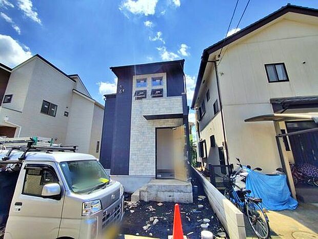 【現地外観写真】2号棟
ひとたび扉を開けばそこに待っているのは上質な空間とマイホームでの新生活をイメージさせる優雅なひととき。「この家なら…」ではなく「ここに住みたい♪」と思う感動をお届けいたします。
