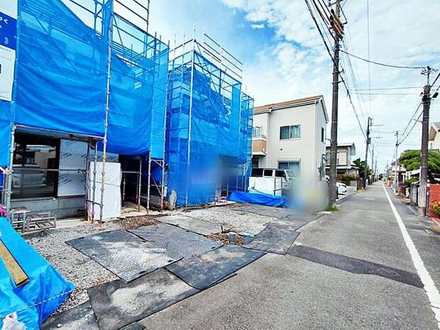 【前面道路含む現地写真】
お買い物に便利なコンビニが徒歩10分圏内♪小学校まで徒歩9分、中学校まで徒歩10分とお子様の通学にも安心です！