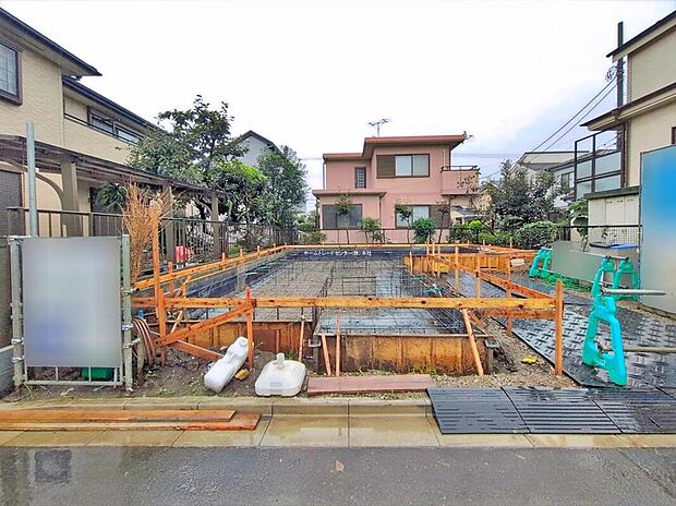 【現地外観写真】
ひとたび扉を開けばそこに待っているのは上質な空間とマイホームでの新生活をイメージさせる優雅なひととき。「この家なら…」ではなく「ここに住みたい♪」と思う感動をお届けいたします。