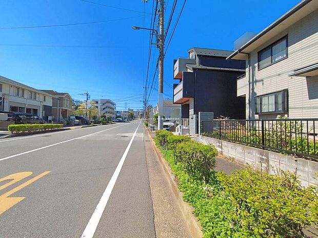 【前面道路含む現地写真】商業施設も徒歩圏内に充実し、毎日のお買い物に便利です♪教育施設も近く、安心してお子様を見守れる環境です。
