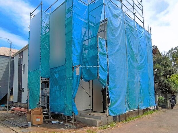 【現地外観写真】A号棟　一戸建ての大きなメリットは、「自分の土地」を自由に使えること。好きなペットが飼えるほか、ガーデニングやＤＩＹ、車やバイクの手入れなど様々な趣味を楽しめます♪