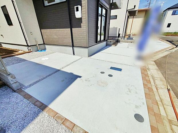 【【駐車場】2号棟】嬉しいコンクリート仕上げのカースペース♪お車から玄関までの距離が近いのでたくさんお買い物をした日も大丈夫♪雨の日も最小限の被害ですみます。