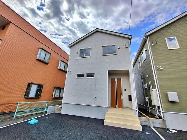 【【現地外観写真】】【２号棟】ひとたび扉を開けばそこに待っているのは上質な空間とマイホームでの新生活をイメージさせる優雅なひととき。「この家なら…」ではなく「ここに住みたい♪」と思う感動をお届けいたします。