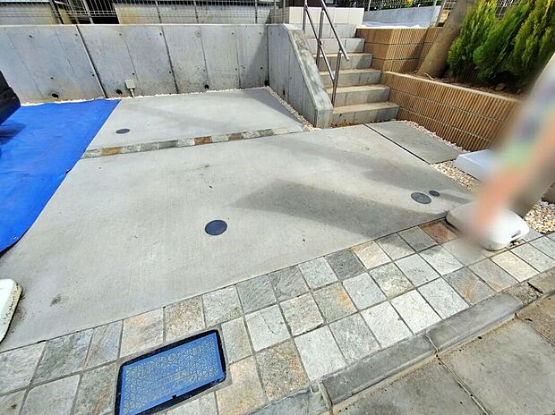 【駐車場】2号棟 一戸建ては都心部などの物件を除き、駐車スペース付きの物件が一般的。玄関と駐車スペースとの行き来もしやすく、天候が悪い日などに便利。