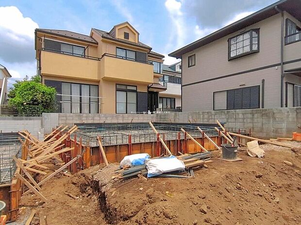 【現地外観写真】B号棟　ひとたび扉を開けばそこに待っているのは上質な空間とマイホームでの新生活をイメージさせる優雅なひととき。「この家なら…」ではなく「ここに住みたい♪」と思う感動をお届けいたします。