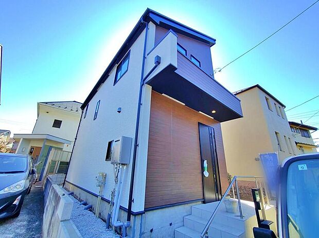【現地外観写真】住宅性能評価で耐震等級３（最高等級）を取得！お客様を守る大切な住宅だからこそ、第三者の検査を受けて安心して住んでいただける住宅をご案内させて頂きます。その頑丈さを、ぜひ現地にてご体感