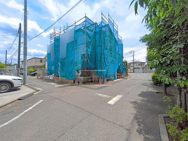 【前面道路含む現地写真】（1号棟）当日のご見学予約も承ります。同じものは２つとない「夢のマイホーム」との出会いが待っているかもしれません♪