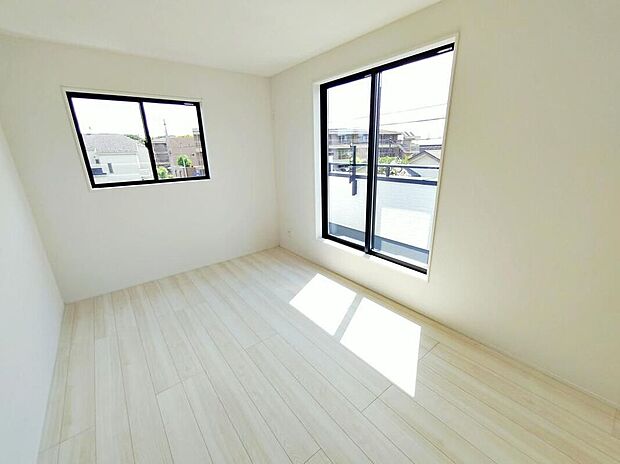 【リビング以外の居室】2号棟・2面採光を確保した明るい室内は、風通しも良く、大変居心地の良い空間となっております。爽やかな風を感じて起きる朝は、快適生活の始まりに！
