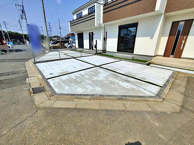 【【駐車場】(2号棟)】嬉しいコンクリート仕上げのカースペース。雨の日も足元を気にせず外出できます。