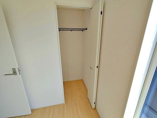 【【収納】１号棟】2階の各居室にはそれぞれ収納を完備！お洋服もかけられるハンガーパイプ付きです。