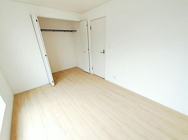 【【リビング以外の居室】】1号棟
充分な広さの収納を備え、普段使いの洋服も選ぶのが楽しくなりそう♪採光良好な洋室は、快適空間。プライベートの時間もゆったりお寛ぎ頂けそうです。