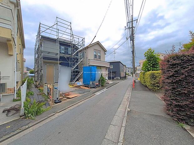 【前面道路含む現地写真】コンビニ・ドラッグストア・スーパーなどが生活に欠かせない環境が徒歩圏内に複数揃う、利便性の良い立地♪小学校まで徒歩7分とお子様にも安心ですね☆