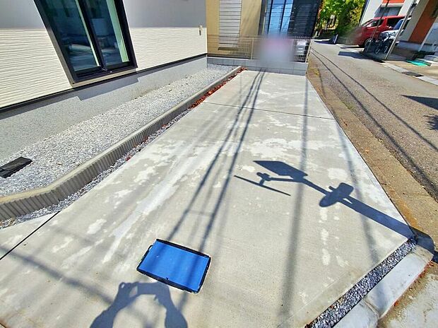 【駐車場】一戸建ては都心部などの物件を除き、駐車スペース付きの物件が一般的。玄関と駐車スペースとの行き来もしやすく、天候が悪い日などに便利。