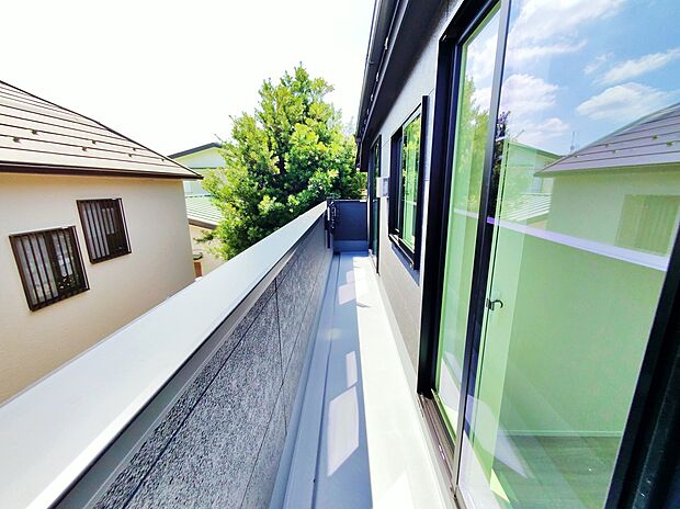 【【バルコニー】】南側には3部屋に渡ったゆとりのあるバルコニーがございます。お洗濯物が多い日でも一気に干せそうです♪