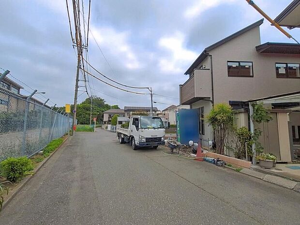 【前面道路含む現地写真】周辺は毎日のお買い物に便利なスーパーやコンビニが徒歩10分圏内に複数点在する便利な立地です☆