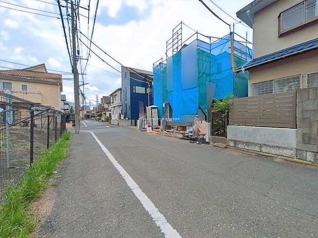 【前面道路含む現地写真】低層住居専用地域の落ち着いた立地で、子育てにも最適です。現地をご覧いただきながら、住まいの夢をお聞かせください。