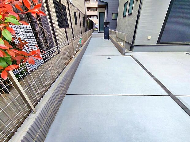 【駐車場】（2号棟）嬉しいコンクリート仕上げのカースペース♪お車から玄関までの距離が近いのでたくさんお買い物をした日も大丈夫♪雨の日も最小限の被害ですみます。