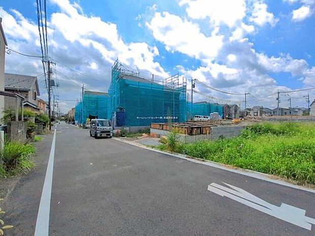 【【前面道路含む現地写真】】小中学校まで徒歩5分と近く、お子様を近くで見守れる環境です。バタバタしがちな朝も、余裕をもって支度出来ますね♪