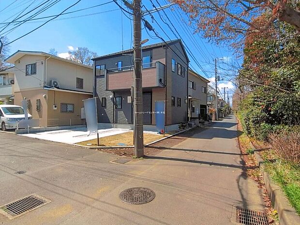 【前面道路含む現地写真】スーパーやドラッグストアまで自転車で4分♪コンビニまで徒歩圏内◎ちょっとしたお買物に便利です♪