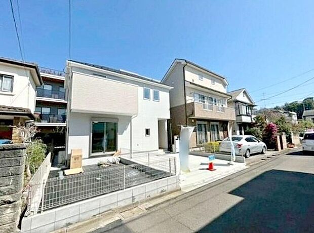 【【前面道路含む現地写真】】ひとたび扉を開けばそこに待っているのは上質な空間とマイホームでの新生活をイメージさせる優雅なひととき。「ここに住みたい♪」と思う感動をお届けいたします☆