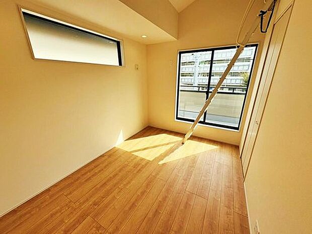【【リビング以外の居室】6号棟】ロフトのあるお部屋は天井が高く、開放感がございます♪採光良好な洋室は、快適空間。プライベートの時間もゆったりお寛ぎ頂けそうです。