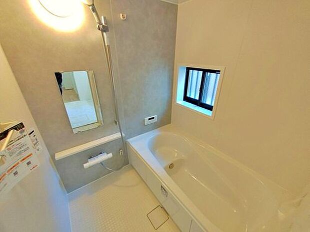 【～Bathroom～】毎日の疲れを癒す浴室は１坪タイプです。足を伸ばしてゆっくりとくつろげます。窓があるので、湿気もこもらないのも、うれしいですね♪