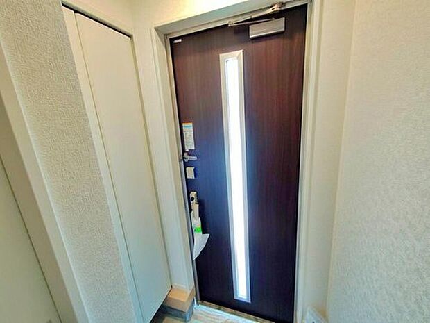 【【玄関】１号棟】お家に出会う人々を迎える玄関だからこそ、広々清潔感あふれる空間にしたいものです。採光・通風にも配慮された設計で毎日明るい空間をキープします♪