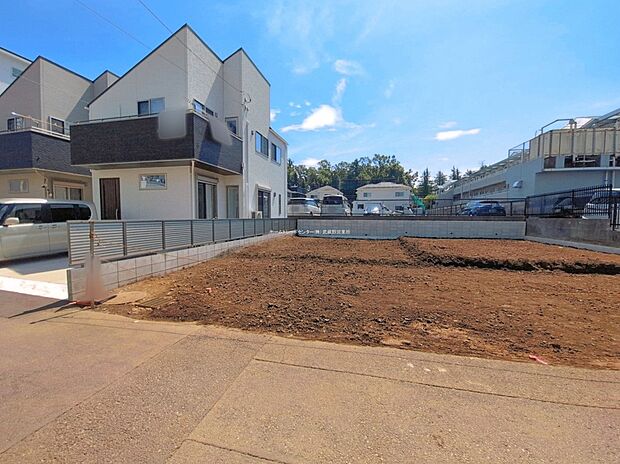【【現地外観写真】A号棟】ひとたび扉を開けばそこに待っているのは上質な空間とマイホームでの新生活をイメージさせる優雅なひととき。「この家なら…」ではなく「ここに住みたい♪」と思う感動をお届けいたします。