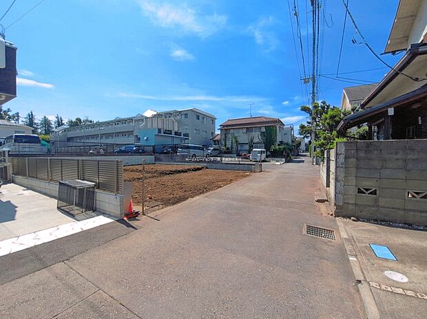 【【前面道路含む現地写真】】周辺はコンビニ・ドラッグストア・スーパーなどが生活に欠かせない環境が徒歩圏内に複数揃う、利便性の良い立地です♪