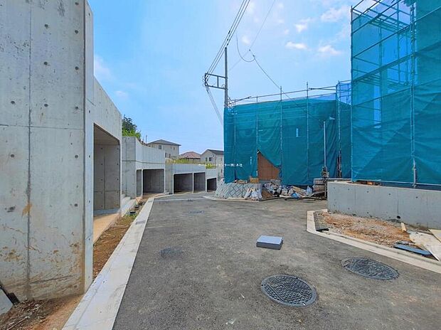 【【前面道路含む現地写真】】小中学校まで徒歩10分圏内で小さなお子様の通学にも安心です◎前面道路は交通量少なめの5m道路で、お車の駐車も楽々です。