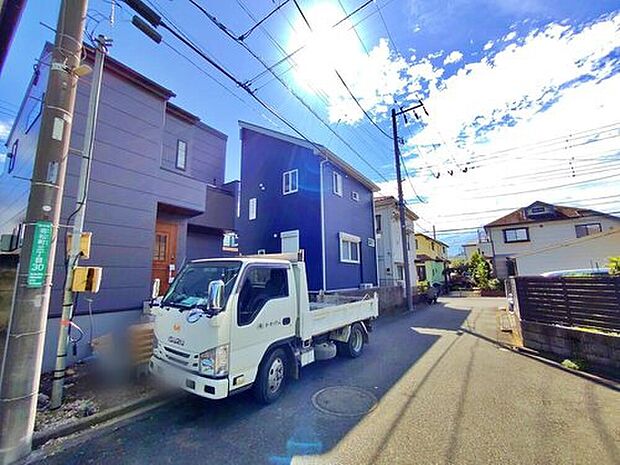【【前面道路含む現地写真】】コンビニ・ドラッグストア・スーパーなどが生活に欠かせない環境が徒歩圏内に複数揃う、利便性の良い立地♪小学校まで徒歩9分とお子様にも安心ですね☆