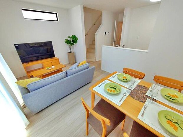 【～Living Room～B号棟】広々とした開放感あふれるリビングです。ゆったり寛げる充分な広さがございますので、ご家族でインテリアのレイアウトを考えるのも楽しみになりそうです。※家具は付きません