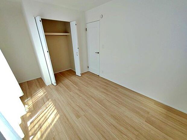 【～Room～B号棟】光が差し込む室内には、穏やかな時間が流れます。休日には、落ち着いた空間で自分の趣味を楽しむのはいかがですか。