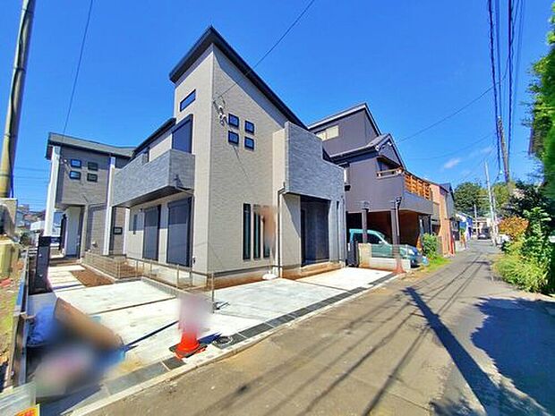【【前面道路含む現地写真】】毎日のお買い物に便利なスーパー・コンビニ・ドラッグストアまで徒歩10分♪