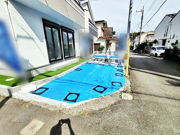 【~Car space~A号棟】嬉しいコンクリート仕上げのカースペース♪お車から玄関までの距離が近いのでたくさんお買い物をした日も大丈夫♪雨の日も最小限の被害ですみます。