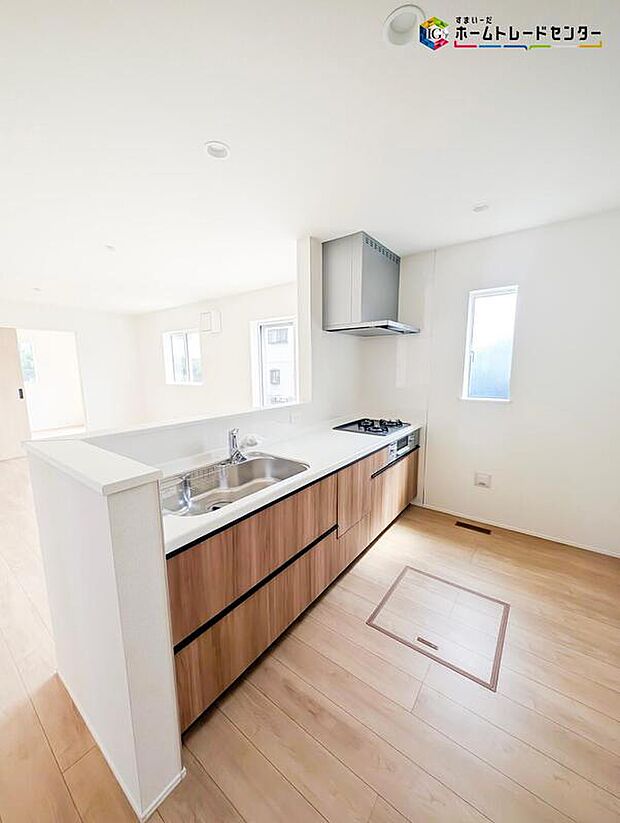 人気の対面式キッチン♪お食事の準備をしながらでもご家族とのコミュニケーションを楽しめます♪お子様のお手伝いも増えそうですね♪