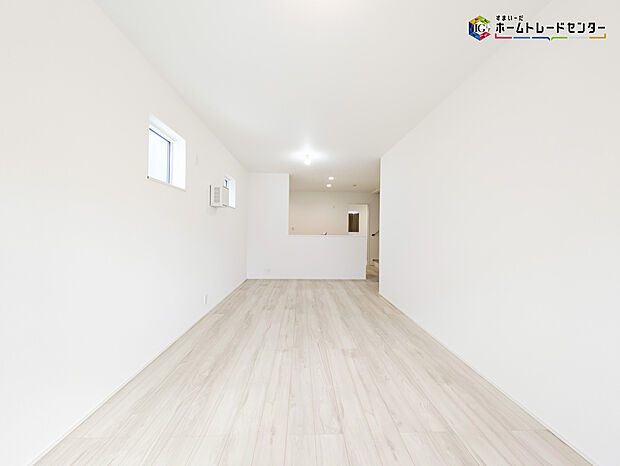 やわらかな光が包み込む、家族が集まるリビング・ダイニング。広がりのある住空間、洗練されたデザイン、豊かな収納スペース。それらが日常をより快適に、より心地よいものにしてくれます。