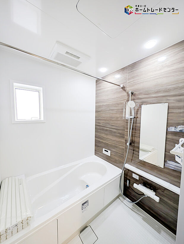 ゆったり寛げる1坪タイプのシステムバス。親子で一緒に入ってもゆとりを感じられる広さです。毎日のバスタイムが楽しみになりそうですね♪