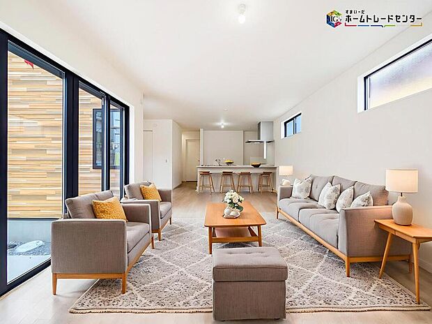 インテリアプランが考えやすいワイドなリビング♪広々としたLDKに、自分好みのインテリアでレイアウト。季節ごとに模様替えなども、楽しみの一つとなりそうです
※こちらの写真は、家具をCGで合成したものです