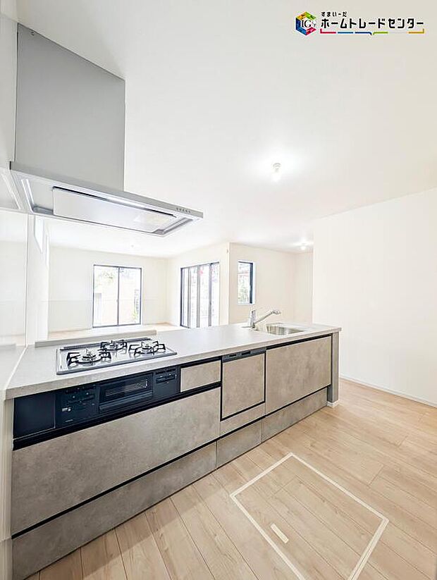 水廻り集中設計で家事もスムーズ♪
ママも助かる食洗器付き!カフェ風のキッチンでご家族で楽しくお料理をお楽しみいただけます!