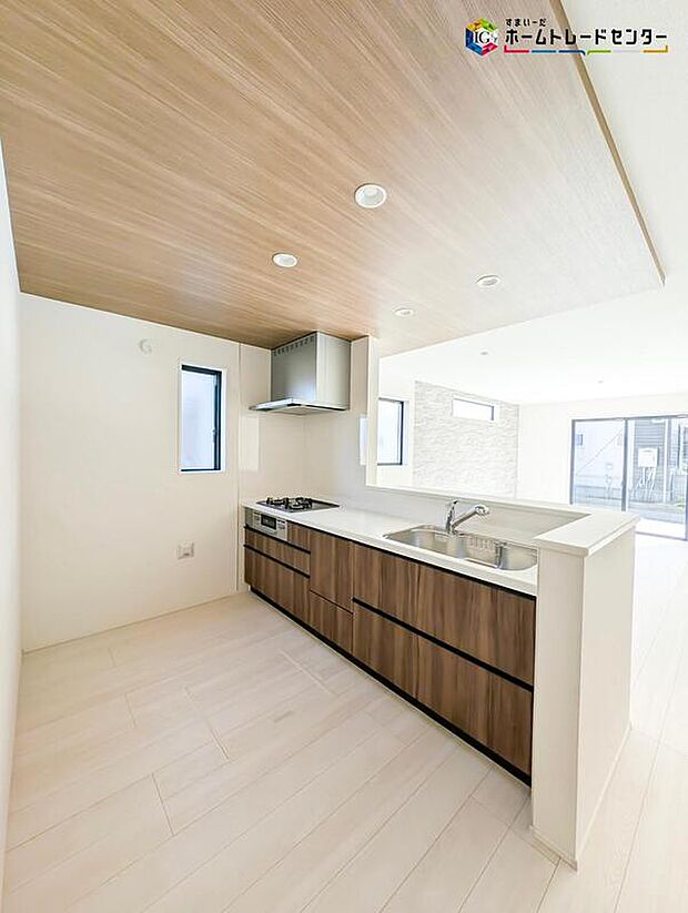 人気の対面式キッチン♪
お食事の準備をしながらでもご家族とのコミュニケーションを楽しめます♪お子様のお手伝いも増えますね♪