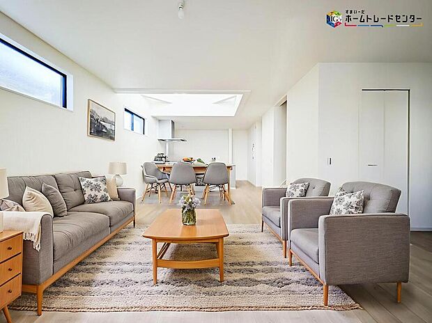 広々とした開放感あふれるLDKはゆったり寛げる充分な広さがございますので、ご家族でインテリアのレイアウトを考えるのも楽しみになりそうです
※こちらの写真は、家具をCGで合成したものです。