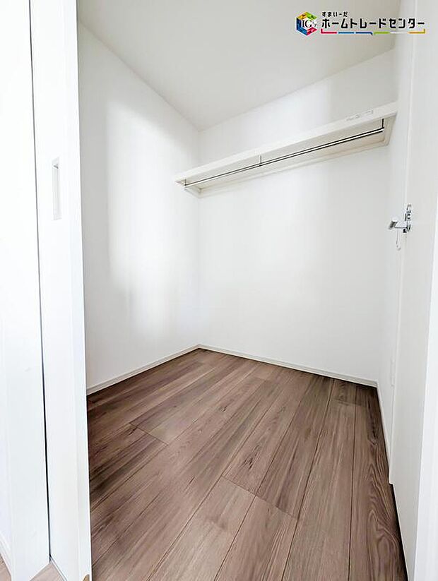 【ファミリークローク】
掃除機等の普段使うけど来客には見せたくない生活感ある物やバッグ等のかさばる小物などをスッキリ収納できますね！！