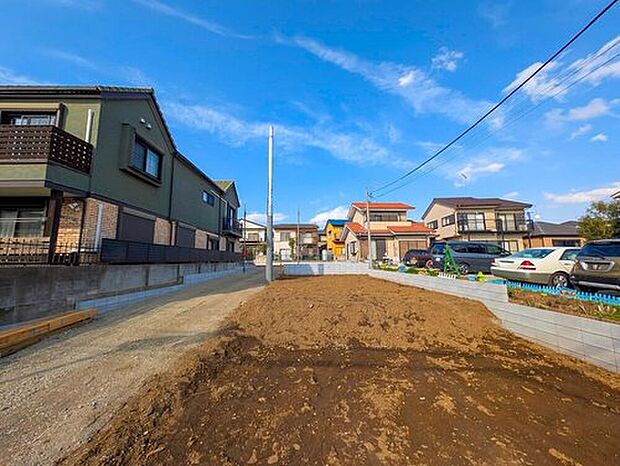 嬉しい仕様がたくさん！
浴室乾燥機、テレワークルーム、ストレージルーム、WIC、パントリー、リビングイン階段、LDK収納、防犯カメラ、駐車1～2台可能等！